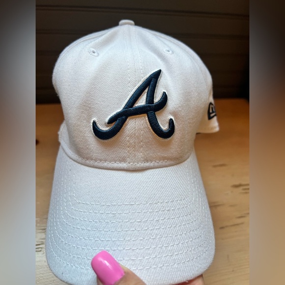 New Era White Atlanta braves Cap with Black Logo - Picture 6 of 6